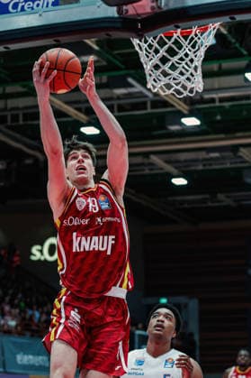 Im Bild: v.li. Christian Skladanowski (Wuerzburg Baskets, 19) gegen Marcus Forster (Syntainics MBC, 5) 21.12.2025, Basketball, Fitness First Wuerzburg Baskets vs. SYNTAINICS MBC, easyCredit BBL, 11. Spieltag, Deutschland, Wuerzburg, tectake-Arena, Copyright: HMBxMedia xJulienxBecker