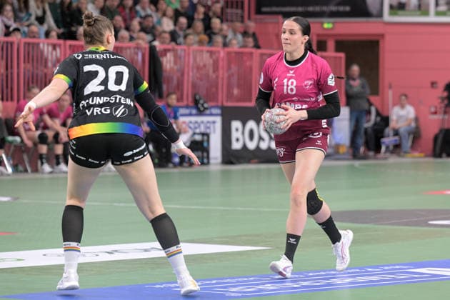 Santina Sabatnig (TusSies Metzingen, 18) gegen Ariane Pfundstein (VfL Oldenburg, 20) TusSies Metzingen vs. VfL Oldenburg, Handball, Alsco HBF, 11.Ligaspieltag, Saison 2025 2026, 21.12.2025 TusSies Metzingen vs. VfL Oldenburg, Handball, Alsco HBF, 11.Ligaspieltag, Saison 2025 2026, 21.12.2025 Tuebingen Copyright: xEibner-Pressefoto TobiasxBaurx EP_TBR