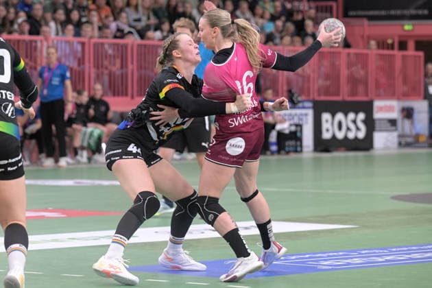 Charlotte Cholevova (TusSies Metzingen, 96) gegen Lisa-Marie Fragge (VfL Oldenburg, 44) TusSies Metzingen vs. VfL Oldenburg, Handball, Alsco HBF, 11.Ligaspieltag, Saison 2025 2026, 21.12.2025 TusSies Metzingen vs. VfL Oldenburg, Handball, Alsco HBF, 11.Ligaspieltag, Saison 2025 2026, 21.12.2025 Tuebingen Copyright: xEibner-Pressefoto TobiasxBaurx EP_TBR