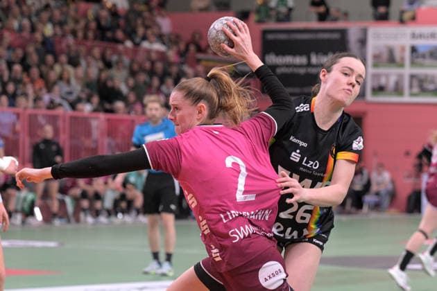 Selina Lindemann (TusSies Metzingen, 02) gegen Pam Korsten (VfL Oldenburg, 26) TusSies Metzingen vs. VfL Oldenburg, Handball, Alsco HBF, 11.Ligaspieltag, Saison 2025 2026, 21.12.2025 TusSies Metzingen vs. VfL Oldenburg, Handball, Alsco HBF, 11.Ligaspieltag, Saison 2025 2026, 21.12.2025 Tuebingen Copyright: xEibner-Pressefoto TobiasxBaurx EP_TBR
