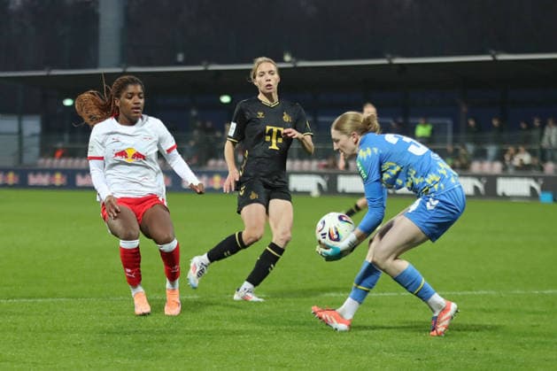 Google Pixel Frauen-Bundesliga, RB Leipzig - 1. FC Köln; 21.12.2025 Von links: Delice Boboy (17, RB Leipzig), Celina Degen (5, 1. FC Köln), Torwart Irina Fuchs (34, 1. FC Köln). Fußball, Google Pixel Frauen-Bundesliga, Saison 2025 2026, 14. Spieltag: RB Leipzig vs. 1. FC Köln am 21.12.2025, Trainingszentrum Cottaweg, Leipzig. DFB REGULATIONS PROHIBIT ANY USE OF PHOTOGRAPHS AS IMAGE SEQUENCES AND OR QUASI-VIDEO. Copyright: xBEAUTIFULxSPORTS JanxKaeferx