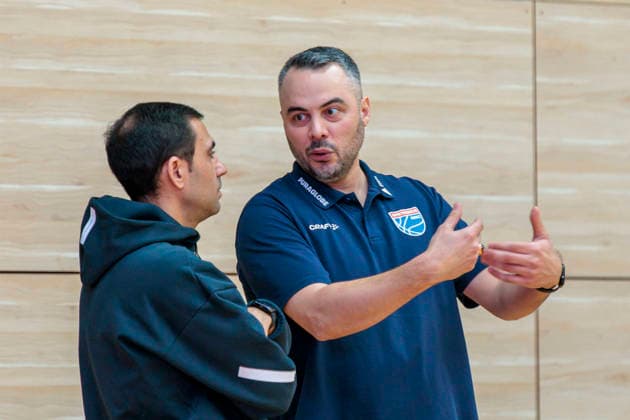 Cristo Cabrera (Berlin, Head Coach), Timur Topal (Lions, Head Coach), vor dem Spiel Syntainics MBC vs. Alba Berlin, Frauen, Basketball, 1. Bundesliga, DBBL, Hauptrunde, 12. Spieltag, Saison 2025 26, 21.12.2025. Halle SWH Arena Sachsen-Anhalt Deutschland