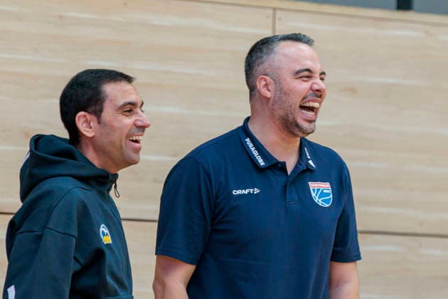 Cristo Cabrera (Berlin, Head Coach), Timur Topal (Lions, Head Coach), vor dem Spiel Syntainics MBC vs. Alba Berlin, Frauen, Basketball, 1. Bundesliga, DBBL, Hauptrunde, 12. Spieltag, Saison 2025 26, 21.12.2025. Halle SWH Arena Sachsen-Anhalt Deutschland