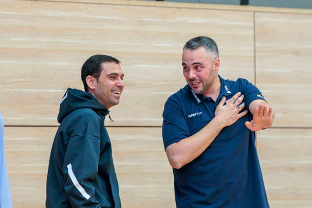 Cristo Cabrera (Berlin, Head Coach), Timur Topal (Lions, Head Coach), vor dem Spiel Syntainics MBC vs. Alba Berlin, Frauen, Basketball, 1. Bundesliga, DBBL, Hauptrunde, 12. Spieltag, Saison 2025 26, 21.12.2025. Halle SWH Arena Sachsen-Anhalt Deutschland