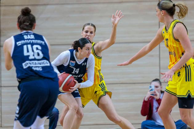 Romy Bär (Lions, 46), Katelyn Shumate (Lions, 14), Jo Raflo (Berlin, 9), Emily Kiser (Berlin, 33), Syntainics MBC vs. Alba Berlin, Frauen, Basketball, 1. Bundesliga, DBBL, Hauptrunde, 12. Spieltag, Saison 2025 26, 21.12.2025. Halle SWH Arena Sachsen-Anhalt Deutschland
