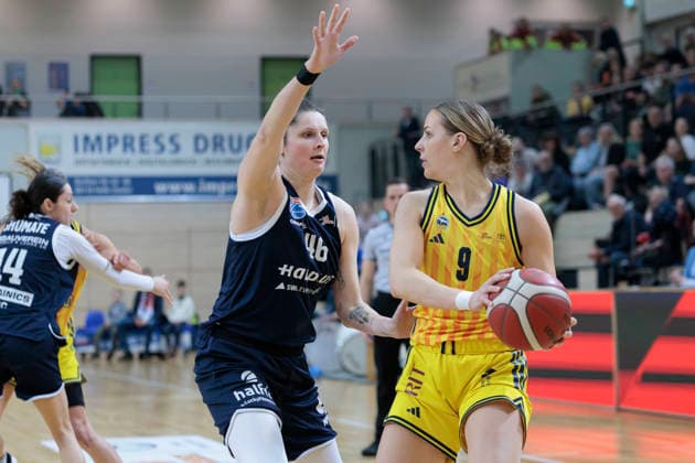 Romy Bär (Lions, 46), Jo Raflo (Berlin, 9), Syntainics MBC vs. Alba Berlin, Frauen, Basketball, 1. Bundesliga, DBBL, Hauptrunde, 12. Spieltag, Saison 2025 26, 21.12.2025. Halle SWH Arena Sachsen-Anhalt Deutschland