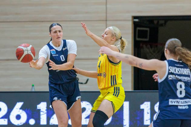 Alexia Allesch (Lions, 0), Marie Bertholdt (Berlin, 4), Anna Suckstoff (Lions, 8), Syntainics MBC vs. Alba Berlin, Frauen, Basketball, 1. Bundesliga, DBBL, Hauptrunde, 12. Spieltag, Saison 2025 26, 21.12.2025. Halle SWH Arena Sachsen-Anhalt Deutschland