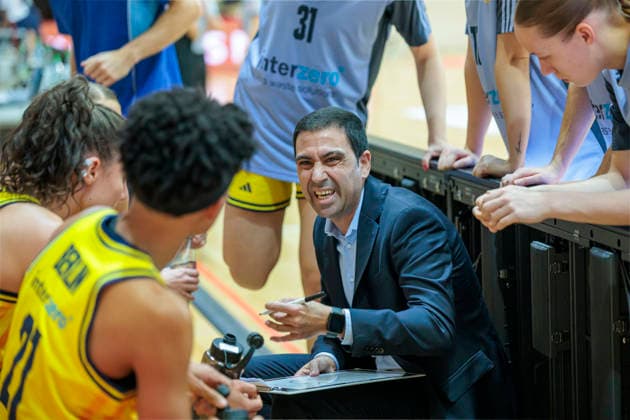Cristo Cabrera (Berlin, Head Coach), Auszeit, Syntainics MBC vs. Alba Berlin, Frauen, Basketball, 1. Bundesliga, DBBL, Hauptrunde, 12. Spieltag, Saison 2025 26, 21.12.2025. Halle SWH Arena Sachsen-Anhalt Deutschland