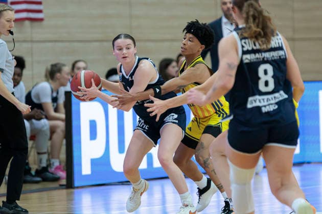 Nicole Brochlitz (Lions, 6), Deeshyra Thomas (Berlin, 21), Anna Suckstoff (Lions, 8), Syntainics MBC vs. Alba Berlin, Frauen, Basketball, 1. Bundesliga, DBBL, Hauptrunde, 12. Spieltag, Saison 2025 26, 21.12.2025. Halle SWH Arena Sachsen-Anhalt Deutschland