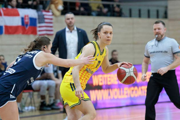 Anna Suckstoff (Lions, 8), Lena Gohlisch (Berlin, 12), Syntainics MBC vs. Alba Berlin, Frauen, Basketball, 1. Bundesliga, DBBL, Hauptrunde, 12. Spieltag, Saison 2025 26, 21.12.2025. Halle SWH Arena Sachsen-Anhalt Deutschland