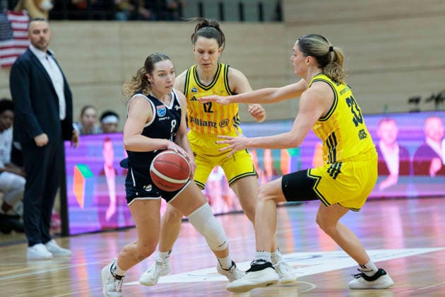 Anna Suckstoff (Lions, 8), Lena Gohlisch (Berlin, 12), Emily Kiser (Berlin, 33), Syntainics MBC vs. Alba Berlin, Frauen, Basketball, 1. Bundesliga, DBBL, Hauptrunde, 12. Spieltag, Saison 2025 26, 21.12.2025. Halle SWH Arena Sachsen-Anhalt Deutschland