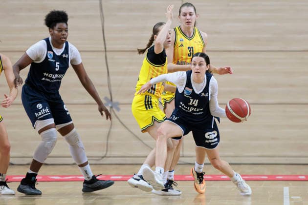 Khalis Cain (Lions, 5), Rosalie Esser (Berlin, 22), Katelyn Shumate (Lions, 14), Abby Muse (Berlin, 31), Syntainics MBC vs. Alba Berlin, Frauen, Basketball, 1. Bundesliga, DBBL, Hauptrunde, 12. Spieltag, Saison 2025 26, 21.12.2025. Halle SWH Arena Sachsen-Anhalt Deutschland