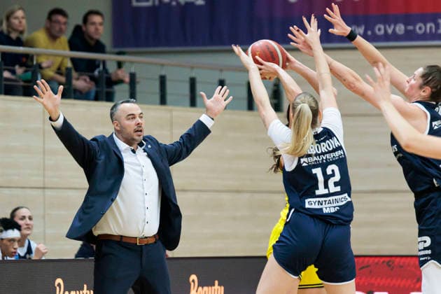 Timur Topal (Lions, Head Coach), Anna Alborova (Lions, 12), Tessa Stammberger (Berlin, 6), Romy Bär (Lions, 46), Syntainics MBC vs. Alba Berlin, Frauen, Basketball, 1. Bundesliga, DBBL, Hauptrunde, 12. Spieltag, Saison 2025 26, 21.12.2025. Halle SWH Arena Sachsen-Anhalt Deutschland