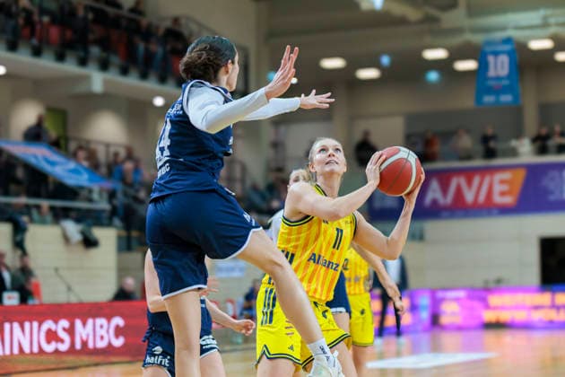 Katelyn Shumate (Lions, 14), Nina Rosemeyer (Berlin, 11), Syntainics MBC vs. Alba Berlin, Frauen, Basketball, 1. Bundesliga, DBBL, Hauptrunde, 12. Spieltag, Saison 2025 26, 21.12.2025. Halle SWH Arena Sachsen-Anhalt Deutschland