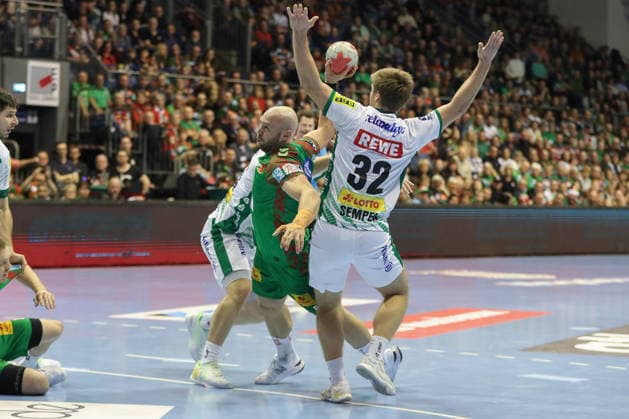 21.12.2025, xgox, Handball - Daikin HBL SC Magdeburg - SC DHfK Leipzig emspor, v.l. Moritz Preuss (Leipzig, 24), Oscar Bergendahl (Magdeburg, 54), Franz Semper (Leipzig, 32) Zweikampf, Duell, Kampf, tackle Magdeburg