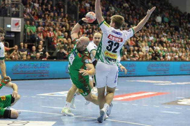 21.12.2025, xgox, Handball - Daikin HBL SC Magdeburg - SC DHfK Leipzig emspor, v.l. Moritz Preuss (Leipzig, 24), Oscar Bergendahl (Magdeburg, 54), Franz Semper (Leipzig, 32) Zweikampf, Duell, Kampf, tackle Magdeburg