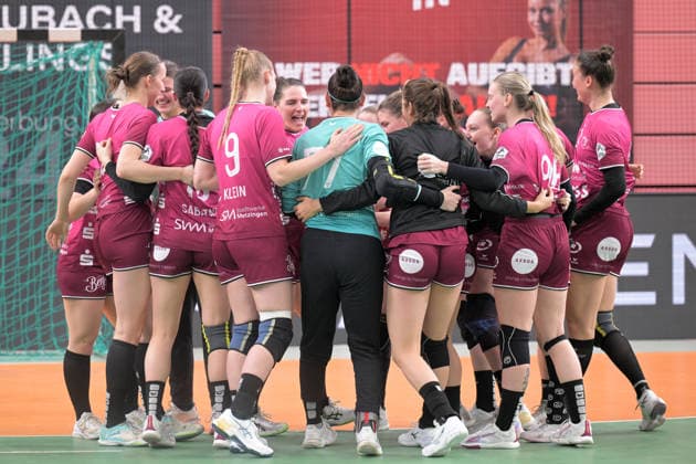die TusSies Jubel nach Spielende ueber den 30:29 Heimsieg TusSies Metzingen vs. VfL Oldenburg, Handball, Alsco HBF, 11.Ligaspieltag, Saison 2025 2026, 21.12.2025 TusSies Metzingen vs. VfL Oldenburg, Handball, Alsco HBF, 11.Ligaspieltag, Saison 2025 2026, 21.12.2025 Tuebingen Copyright: xEibner-Pressefoto TobiasxBaurx EP_TBR
