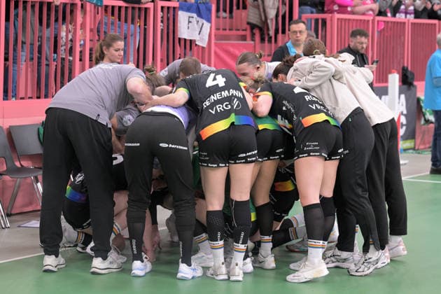 Kreis des VfL Oldenburg nach dem Spiel TusSies Metzingen vs. VfL Oldenburg, Handball, Alsco HBF, 11.Ligaspieltag, Saison 2025 2026, 21.12.2025 TusSies Metzingen vs. VfL Oldenburg, Handball, Alsco HBF, 11.Ligaspieltag, Saison 2025 2026, 21.12.2025 Tuebingen Copyright: xEibner-Pressefoto TobiasxBaurx EP_TBR