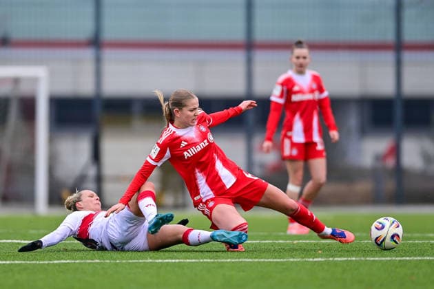 v.li.: Jana Beuschlein (Stuttgart, 20) Marie Gmeineder (FCB, 6) im Zweikampf, Duell, duel, tackle, Dynamik, Action, Aktion, 21.12.2025, München (Deutschland), Fussball,2. Frauen-Bundesliga, FC Bayern München II - VfB Stuttgart, DFB DFL REGULATIONS PROHIBIT ANY USE OF PHOTOGRAPHS AS IMAGE SEQUENCES AND OR QUASI-VIDEO.