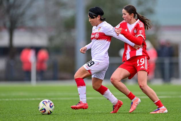v.li.: Yuka Hirano (Stuttgart, 19) Laila Portella (FCB, 19) im Zweikampf, Duell, duel, tackle, Dynamik, Action, Aktion, 21.12.2025, München (Deutschland), Fussball,2. Frauen-Bundesliga, FC Bayern München II - VfB Stuttgart, DFB DFL REGULATIONS PROHIBIT ANY USE OF PHOTOGRAPHS AS IMAGE SEQUENCES AND OR QUASI-VIDEO.