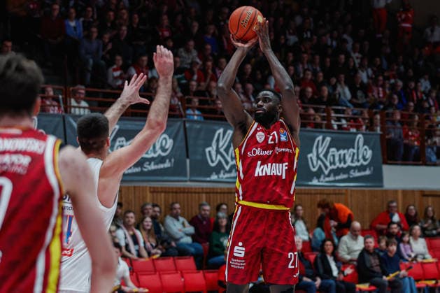 Im Bild: v.li. Jure Planinic (Syntainics MBC, 44) gegen Charles Thompson (Wuerzburg Baskets, 32) 21.12.2025, Basketball, Fitness First Wuerzburg Baskets vs. SYNTAINICS MBC, easyCredit BBL, 11. Spieltag, Deutschland, Wuerzburg, tectake-Arena, Copyright: HMBxMedia xJulienxBecker