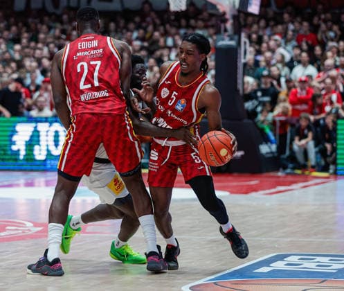 Im Bild: v.li. Eddy Edigin (Wuerzburg Baskets, 27), Khyri Thomas (Syntainics MBC, 0) und Marcus Carr(Wuerzburg Baskets, 5) 21.12.2025, Basketball, Fitness First Wuerzburg Baskets vs. SYNTAINICS MBC, easyCredit BBL, 11. Spieltag, Deutschland, Wuerzburg, tectake-Arena, Copyright: HMBxMedia xJulienxBecker