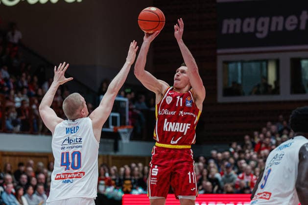 Im Bild: v.li. Collin Welp (Syntainics MBC, 40) gegen Brae Ivey (Wuerzburg Baskets, 11) 21.12.2025, Basketball, Fitness First Wuerzburg Baskets vs. SYNTAINICS MBC, easyCredit BBL, 11. Spieltag, Deutschland, Wuerzburg, tectake-Arena, Copyright: HMBxMedia xJulienxBecker