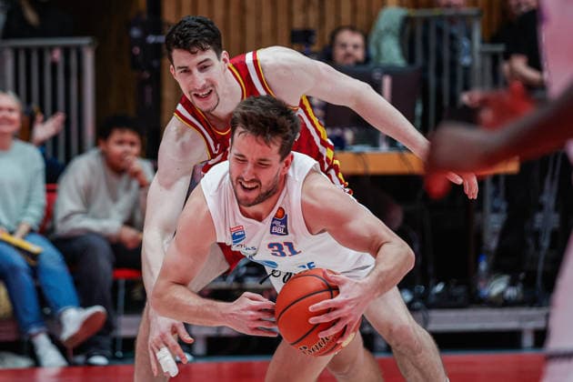 Im Bild: v.li. Alen Pjanic (Wuerzburg Baskets, 35) gegen Spencer Reaves (Syntainics MBC, 31) 21.12.2025, Basketball, Fitness First Wuerzburg Baskets vs. SYNTAINICS MBC, easyCredit BBL, 11. Spieltag, Deutschland, Wuerzburg, tectake-Arena, Copyright: HMBxMedia xJulienxBecker