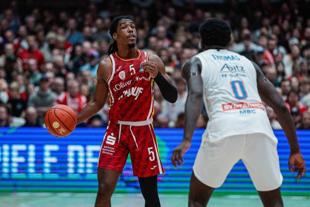 Im Bild: v.li. Marcus Carr(Wuerzburg Baskets, 5) gegen Khyri Thomas (Syntainics MBC, 0) 21.12.2025, Basketball, Fitness First Wuerzburg Baskets vs. SYNTAINICS MBC, easyCredit BBL, 11. Spieltag, Deutschland, Wuerzburg, tectake-Arena, Copyright: HMBxMedia xJulienxBecker