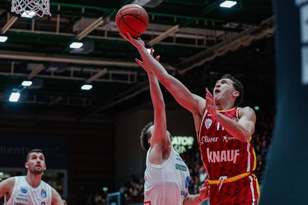 Im Bild: v.li. Spencer Reaves (Syntainics MBC, 31) gegen Brae Ivey (Wuerzburg Baskets, 11) 21.12.2025, Basketball, Fitness First Wuerzburg Baskets vs. SYNTAINICS MBC, easyCredit BBL, 11. Spieltag, Deutschland, Wuerzburg, tectake-Arena, Copyright: HMBxMedia xJulienxBecker