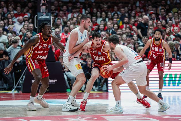 Im Bild: v.li. Charles Thompson (Wuerzburg Baskets, 32), Kresimir Nikic (Syntainics MBC, 9), Alen Pjanic (Wuerzburg Baskets, 35) und Spencer Reaves (Syntainics MBC, 31) 21.12.2025, Basketball, Fitness First Wuerzburg Baskets vs. SYNTAINICS MBC, easyCredit BBL, 11. Spieltag, Deutschland, Wuerzburg, tectake-Arena, Copyright: HMBxMedia xJulienxBecker
