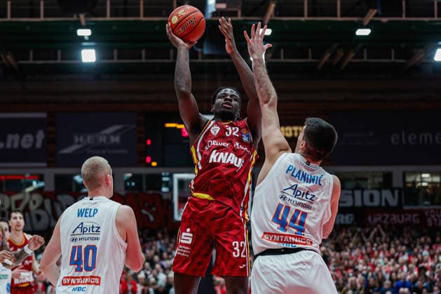 Im Bild: v.li. Collin Welp (Syntainics MBC, 40), Charles Thompson (Wuerzburg Baskets, 32) und Jure Planinic (Syntainics MBC, 44) 21.12.2025, Basketball, Fitness First Wuerzburg Baskets vs. SYNTAINICS MBC, easyCredit BBL, 11. Spieltag, Deutschland, Wuerzburg, tectake-Arena, Copyright: HMBxMedia xJulienxBecker