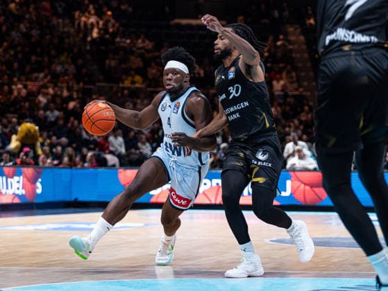 Brian Fobbs (EWE Baskets Oldenburg, 04) im Dribbling gegen Chip Flanigan (Basketball Loewen Braunschweig, 30) Basketball Loewen Braunschweig vs. EWE Baskets Oldenburg, Basketball, easyCredit Basketball Bundesliga, 11. Spieltag, Saison 2025 2026, 21.12.2025, 07.11.2025 Basketball Loewen Braunschweig vs. EWE Baskets Oldenburg, Basketball, easyCredit Basketball Bundesliga, 11. Spieltag, Saison 2025 2026, 21.12.2025 Braunschweig Copyright: xEibner-Pressefoto DamianxKruczynx EP_DKI