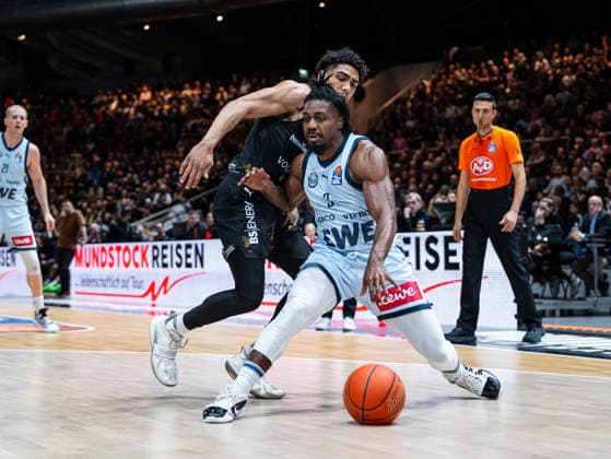 Chris Clemons (EWE Baskets Oldenburg, 03) dribbelt um Adrian Worthy (Basketball Loewen Braunschweig, 00) herum Basketball Loewen Braunschweig vs. EWE Baskets Oldenburg, Basketball, easyCredit Basketball Bundesliga, 11. Spieltag, Saison 2025 2026, 21.12.2025, 07.11.2025 Basketball Loewen Braunschweig vs. EWE Baskets Oldenburg, Basketball, easyCredit Basketball Bundesliga, 11. Spieltag, Saison 2025 2026, 21.12.2025 Braunschweig Copyright: xEibner-Pressefoto DamianxKruczynx EP_DKI