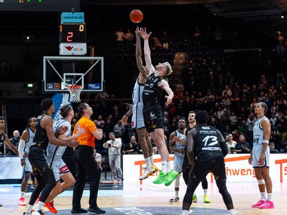 Sprungball zwischen Michale Kyser (EWE Baskets Oldenburg, 12) und Philipp Hartwich (Basketball Loewen Braunschweig, 15) Basketball Loewen Braunschweig vs. EWE Baskets Oldenburg, Basketball, easyCredit Basketball Bundesliga, 11. Spieltag, Saison 2025 2026, 21.12.2025, 07.11.2025 Basketball Loewen Braunschweig vs. EWE Baskets Oldenburg, Basketball, easyCredit Basketball Bundesliga, 11. Spieltag, Saison 2025 2026, 21.12.2025 Braunschweig Copyright: xEibner-Pressefoto DamianxKruczynx EP_DKI