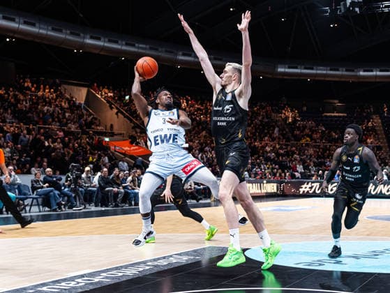 Chris Clemons (EWE Baskets Oldenburg, 03) versucht den Ball an Philipp Hartwich (Basketball Loewen Braunschweig, 15) vorbei zubekomen Basketball Loewen Braunschweig vs. EWE Baskets Oldenburg, Basketball, easyCredit Basketball Bundesliga, 11. Spieltag, Saison 2025 2026, 21.12.2025, 07.11.2025 Basketball Loewen Braunschweig vs. EWE Baskets Oldenburg, Basketball, easyCredit Basketball Bundesliga, 11. Spieltag, Saison 2025 2026, 21.12.2025 Braunschweig Copyright: xEibner-Pressefoto DamianxKruczynx EP_DKI