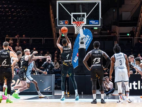 David N Guessan (Basketball Loewen Braunschweig, 01) fuehrt den Freiwurf aus Basketball Loewen Braunschweig vs. EWE Baskets Oldenburg, Basketball, easyCredit Basketball Bundesliga, 11. Spieltag, Saison 2025 2026, 21.12.2025, 07.11.2025 Basketball Loewen Braunschweig vs. EWE Baskets Oldenburg, Basketball, easyCredit Basketball Bundesliga, 11. Spieltag, Saison 2025 2026, 21.12.2025 Braunschweig Copyright: xEibner-Pressefoto DamianxKruczynx EP_DKI
