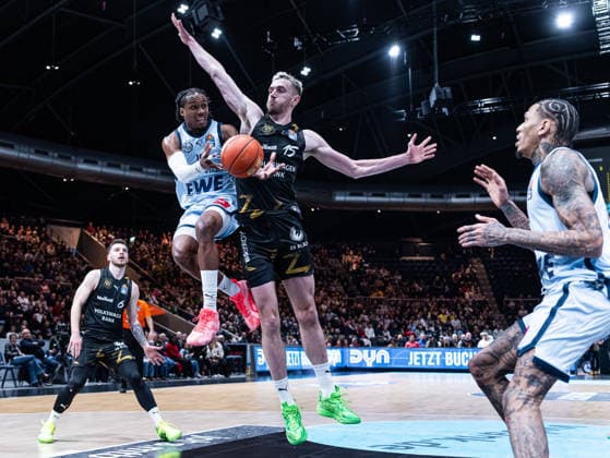 James Woodard (EWE Baskets Oldenburg, 10) mit einem Pass zu Michale Kyser (EWE Baskets Oldenburg, 12). Philipp Hartwich (Basketball Loewen Braunschweig, 15) versucht zu blocken Basketball Loewen Braunschweig vs. EWE Baskets Oldenburg, Basketball, easyCredit Basketball Bundesliga, 11. Spieltag, Saison 2025 2026, 21.12.2025, 07.11.2025 Basketball Loewen Braunschweig vs. EWE Baskets Oldenburg, Basketball, easyCredit Basketball Bundesliga, 11. Spieltag, Saison 2025 2026, 21.12.2025 Braunschweig Copyright: xEibner-Pressefoto DamianxKruczynx EP_DKI