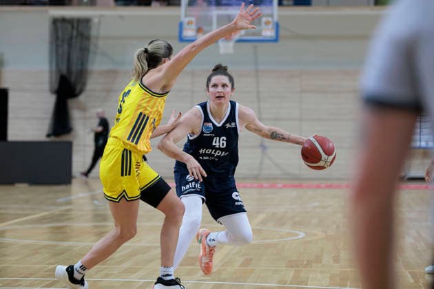 Emily Kiser (Berlin, 33), Romy Bär (Lions, 46), Syntainics MBC vs. Alba Berlin, Frauen, Basketball, 1. Bundesliga, DBBL, Hauptrunde, 12. Spieltag, Saison 2025 26, 21.12.2025. Halle SWH Arena Sachsen-Anhalt Deutschland