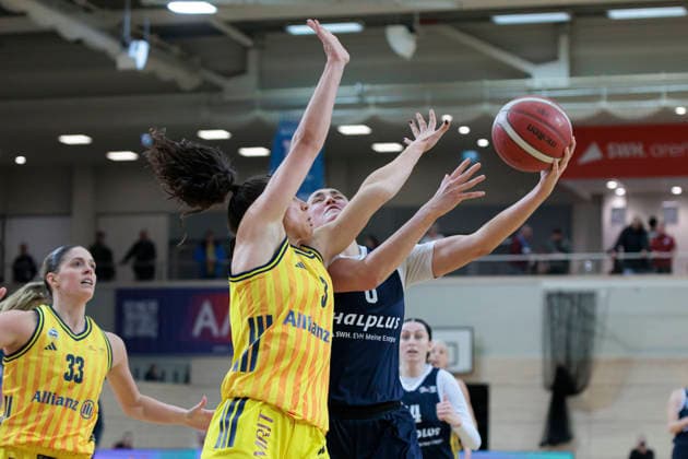 Theresa Simon (Berlin, 3), Alexia Allesch (Lions, 0), Syntainics MBC vs. Alba Berlin, Frauen, Basketball, 1. Bundesliga, DBBL, Hauptrunde, 12. Spieltag, Saison 2025 26, 21.12.2025. Halle SWH Arena Sachsen-Anhalt Deutschland