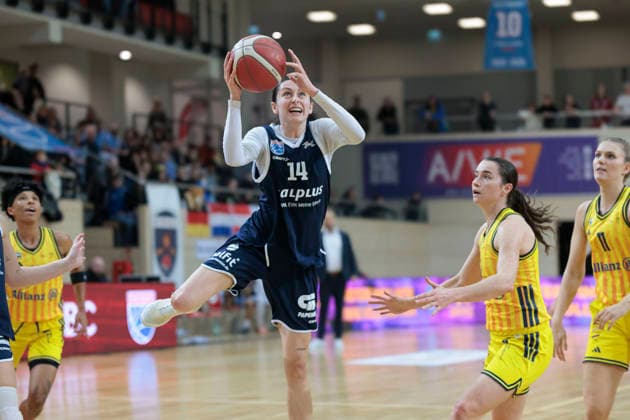 Katelyn Shumate (Lions, 14), Tessa Stammberger (Berlin, 6), Syntainics MBC vs. Alba Berlin, Frauen, Basketball, 1. Bundesliga, DBBL, Hauptrunde, 12. Spieltag, Saison 2025 26, 21.12.2025. Halle SWH Arena Sachsen-Anhalt Deutschland