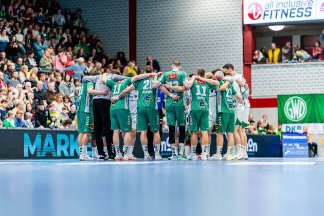 Begruessung der Mannschaften von GWD Minden (Gruen) und Fuechse Berlin (Weiss) GER, GWD Minden vs. Fuechse Berlin, Handball, 1. Bundesliga, 18. Spieltag, Spielzeit 2025 2026, 21.12.2025 GER, GWD Minden vs. Fuechse Berlin, Handball, 1. Bundesliga, 18. Spieltag, Spielzeit 2025 2026, 21.12.2025 Luebbecke Copyright: xEibner-Pressefoto JanxRollingerx EP_JSK