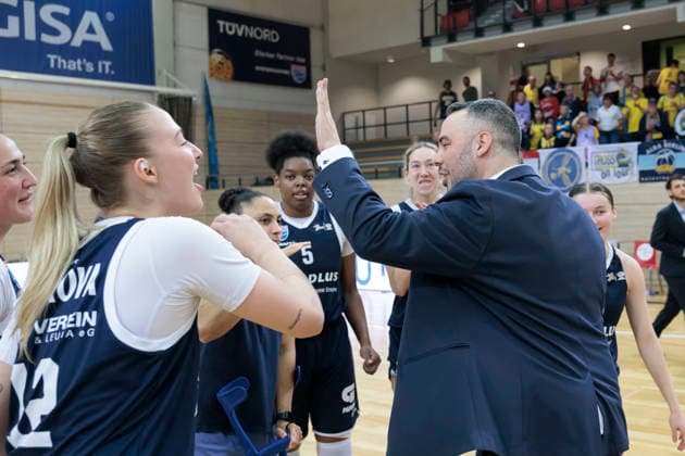 Lions jubeln mit Timur Topal (Lions, Head Coach) jubeln nach 82:76 Heimsieg, Syntainics MBC vs. Alba Berlin, Frauen, Basketball, 1. Bundesliga, DBBL, Hauptrunde, 12. Spieltag, Saison 2025 26, 21.12.2025. Halle SWH Arena Sachsen-Anhalt Deutschland