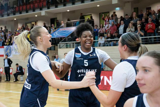 Anna Alborova (Lions, 12), Khalis Cain (Lions, 5), Alexia Allesch (Lions, 0), Anna Suckstoff (Lions, 8) jubeln nach 82:76 Heimsieg, Syntainics MBC vs. Alba Berlin, Frauen, Basketball, 1. Bundesliga, DBBL, Hauptrunde, 12. Spieltag, Saison 2025 26, 21.12.2025. Halle SWH Arena Sachsen-Anhalt Deutschland
