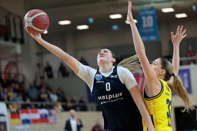 Alexia Allesch (Lions, 0), Emily Kiser (Berlin, 33), Syntainics MBC vs. Alba Berlin, Frauen, Basketball, 1. Bundesliga, DBBL, Hauptrunde, 12. Spieltag, Saison 2025 26, 21.12.2025. Halle SWH Arena Sachsen-Anhalt Deutschland
