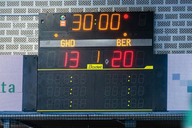 Halbzeitstand auf der Anzeigetafel: 13:20 GER, GWD Minden vs. Fuechse Berlin, Handball, 1. Bundesliga, 18. Spieltag, Spielzeit 2025 2026, 21.12.2025 GER, GWD Minden vs. Fuechse Berlin, Handball, 1. Bundesliga, 18. Spieltag, Spielzeit 2025 2026, 21.12.2025 Luebbecke Copyright: xEibner-Pressefoto JanxRollingerx EP_JSK