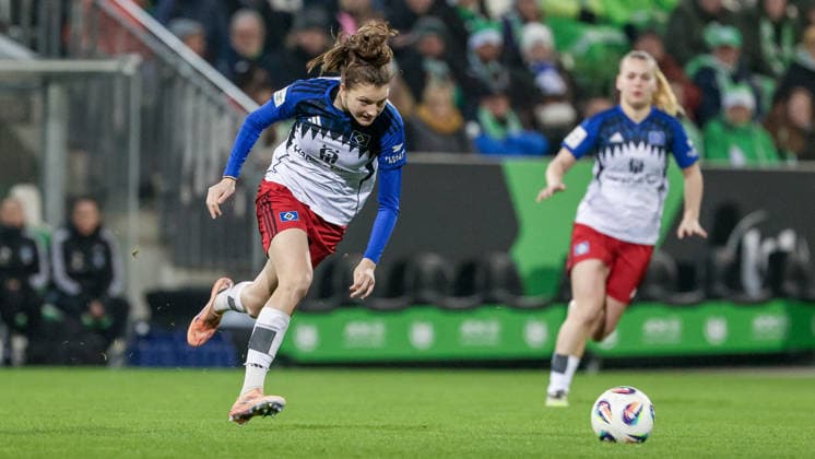 Lotta Wrede (Hamburger SV, 32) am Ball, Einzelbild, Ganzkörper, Aktion, Action, Spielszene, DIE DFB-RICHTLINIEN UNTERSAGEN JEGLICHE NUTZUNG VON FOTOS ALS SEQUENZBILDER UND ODER VIDEOÄHNLICHE FOTOSTRECKEN. DFB REGULATIONS PROHIBIT ANY USE OF PHOTOGRAPHS AS IMAGE SEQUENCES AND OR QUASI-VIDEO., 21.12.2025, Wolfsburg (Deutschland), Fussball, Google Pixel Frauen-Bundesliga, VfL Wolfsburg - Hamburger SV