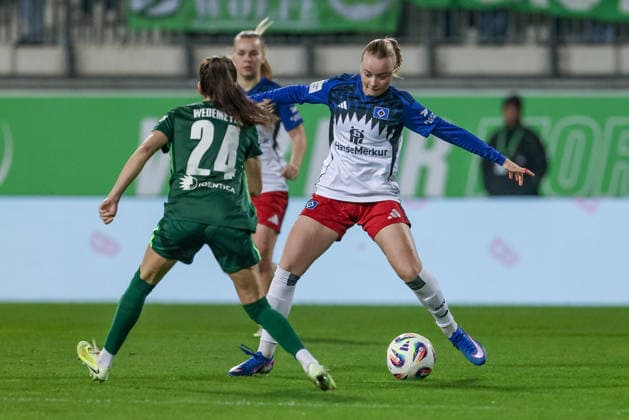 v.li.: Joelle Wedemeyer (VfL Wolfsburg, 24) und Mia Büchele (Hamburger SV, 17) im Zweikampf, Duell, Dynamik, Aktion, Action, Spielszene, DIE DFB-RICHTLINIEN UNTERSAGEN JEGLICHE NUTZUNG VON FOTOS ALS SEQUENZBILDER UND ODER VIDEOÄHNLICHE FOTOSTRECKEN. DFB REGULATIONS PROHIBIT ANY USE OF PHOTOGRAPHS AS IMAGE SEQUENCES AND OR QUASI-VIDEO., 21.12.2025, Wolfsburg (Deutschland), Fussball, Google Pixel Frauen-Bundesliga, VfL Wolfsburg - Hamburger SV