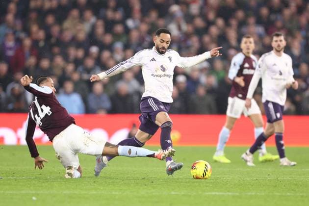 Boubacar Kamara of Aston Villa and Matheus Cunha of Manchester United, ManU Aston Villa v Manchester United, Premier League, Football, Villa Park, Birmingham, UK - 21 Dec 2025Birmingham Villa Park United Kingdom EDITORIAL USE ONLY No use with unauthorised audio, video, data, fixture lists, club league logos or live services. Online in-match use limited to 120 images, no video emulation. No use in betting, games or single club league player publications. Copyright: xRyanxBrowne Shutterstockx 16151365cm