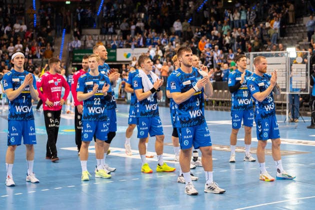 Handball I Herren I Saison 2025-2026 I Bundesliga I 18. Spieltag I TVB Stuttgart - VfL Gummersbach I 21.12.2025 betrübte Stimmung nach der Niederlage bei Stuttgart, Kasper Thorsen Lien (7, TVB Stuttgart), Torben Matzken (22, TVB Stuttgart), Lenny Rubin (44, TVB Stuttgart), Simone Mengon (15, TVB Stuttgart), Gianfranco Pribetic (9, TVB Stuttgart), Ivan Snajder (10, TVB Stuttgart), Patrick Zieker (25, TVB Stuttgart) Stuttgart Porsche Arena Baden-Württemberg Deutschland Copyright: xLobeca MaxxPetershansx